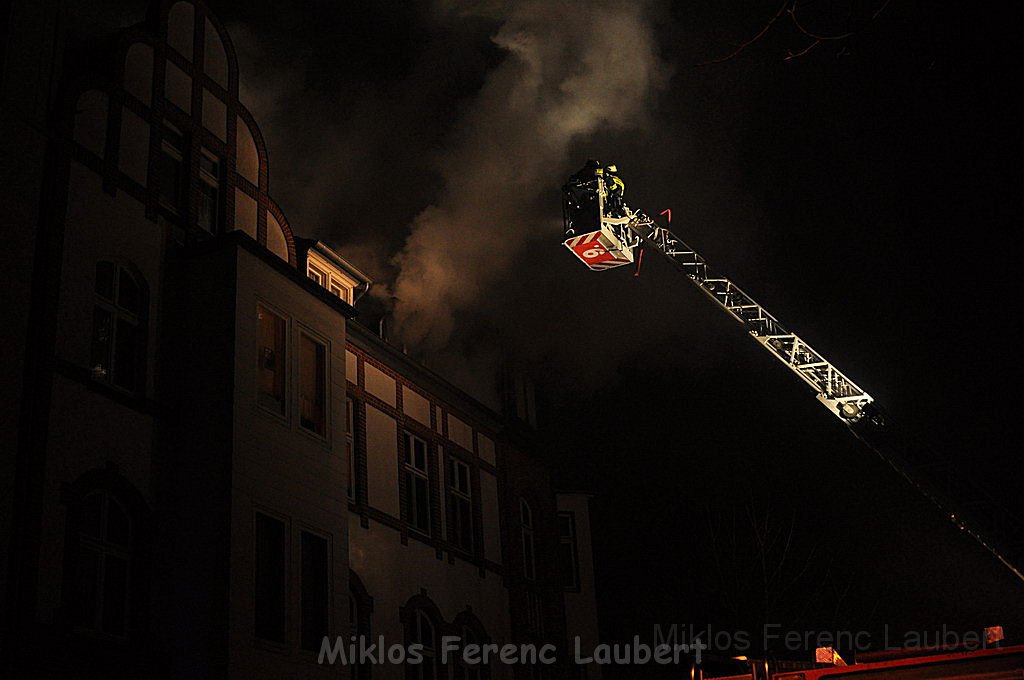 Feuer 3 Dachstuhlbrand Koeln Muelheim Gluecksburgstr P010.JPG
